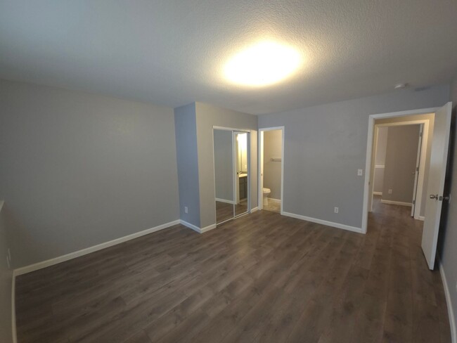 Building Photo - Newly Remodeled 4-plex!