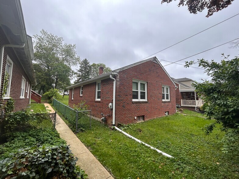 Building Photo - 131 Sharpless St