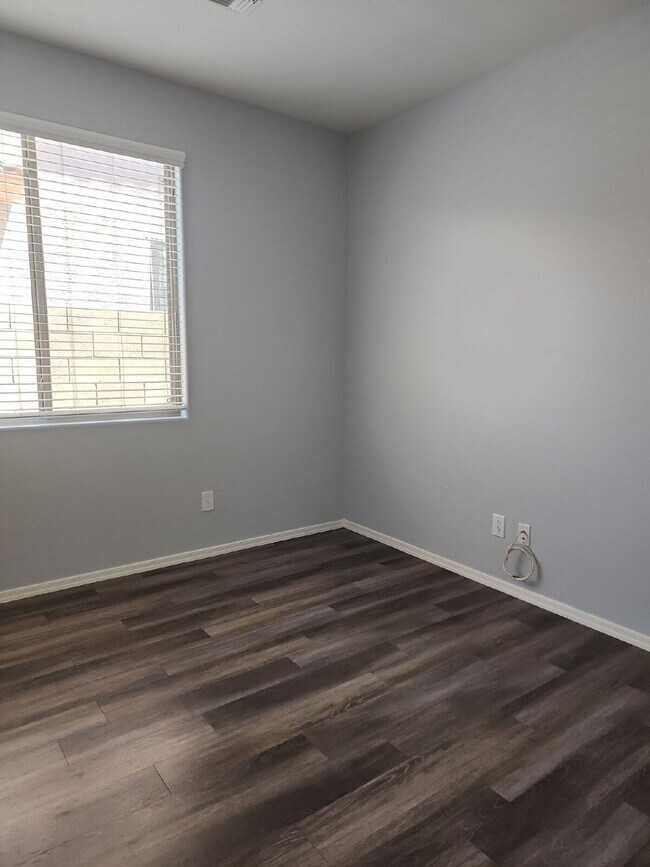 Building Photo - "Charming Anthem Retreat: 3-Bed, 2-Bath Ge...