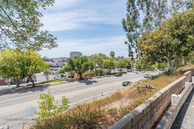 Building Photo - 2 Bedroom 2 Bath Condo in Pasadena!