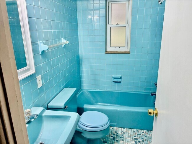 Building Photo - Charming 3/2 Home in Castle Shannon - Garage and Basement - Available NOW!