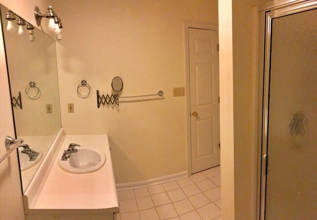 Building Photo - Beautiful 3 Bedroom Townhome In Bloomfield...