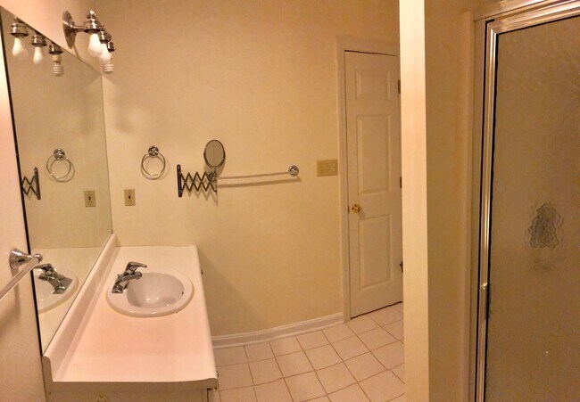 Building Photo - Beautiful 3 Bedroom Townhome In Bloomfield/Shadyside.  Ideal Location.  Available Late August.