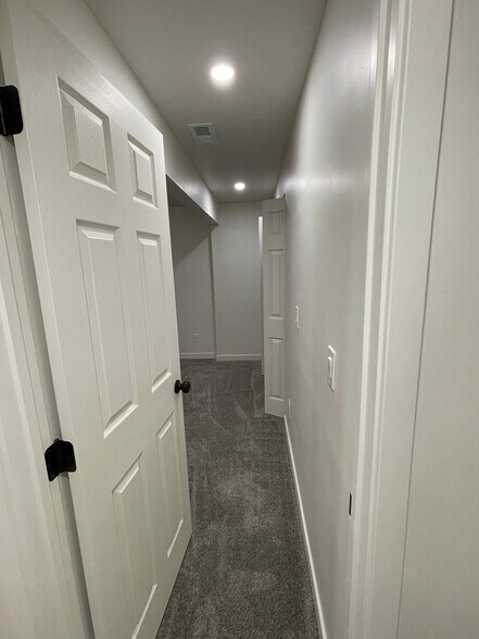 Building Photo - 844 N Basalt