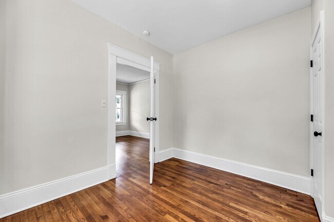 Building Photo - 1320 W Friendly Ave
