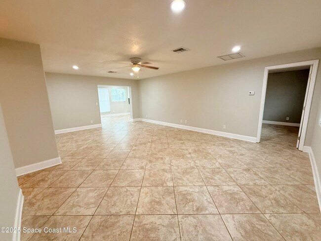 Building Photo - 320 Duet Ave