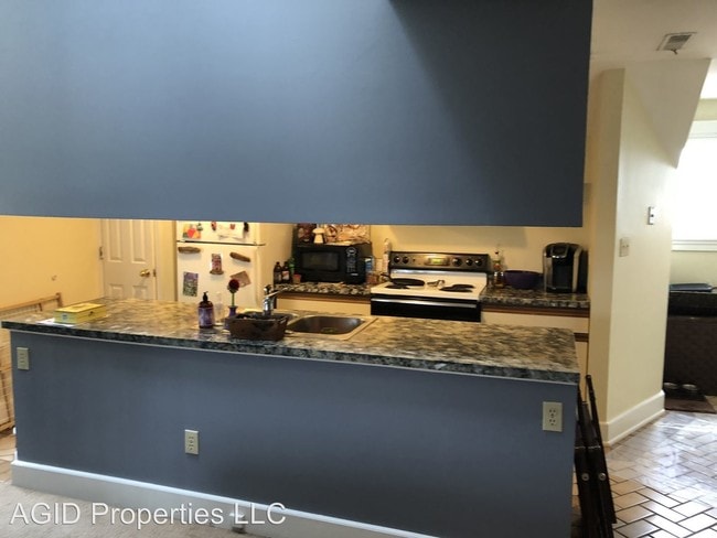 Building Photo - 2128 Alpine Pl