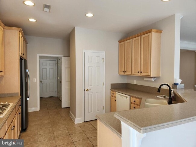 Building Photo - 20667 Golden Ridge Dr