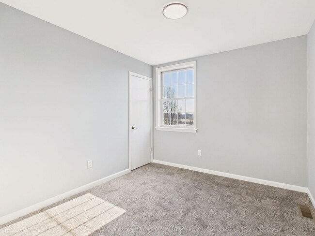 Building Photo - Beautiful Spacious Single Family in Blue Meadow Farms