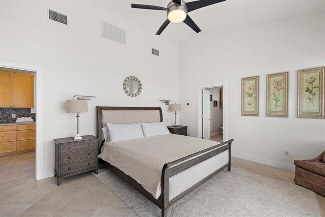 Building Photo - 14020 Lakeview Dr