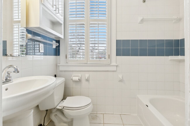 Building Photo - 523 Turquoise St