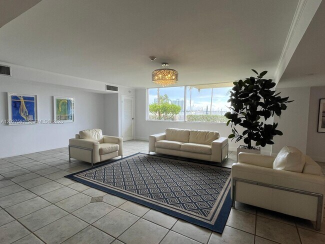 Building Photo - 2821 N Miami Beach Blvd