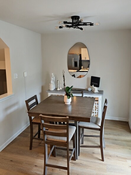 Dining Area - 121 Van Fleet Cir