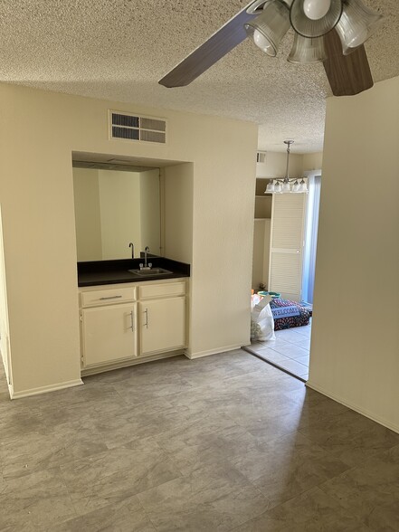 Building Photo - 2046 S Bon View Ave