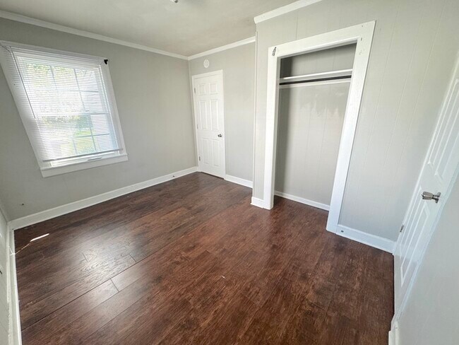 Building Photo - 104 Cushing St