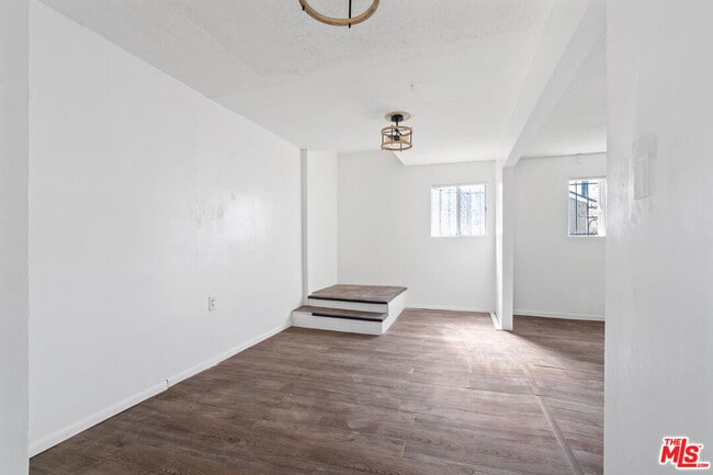 Building Photo - 932 1/2 California Ave