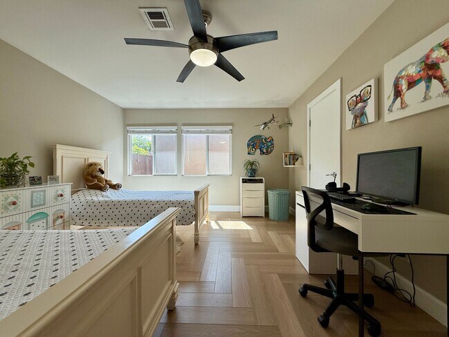 Building Photo - Luxury Furnished 4 Bedroom Home with Pool ...