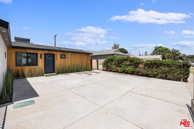 Building Photo - 7933 Zelzah Ave