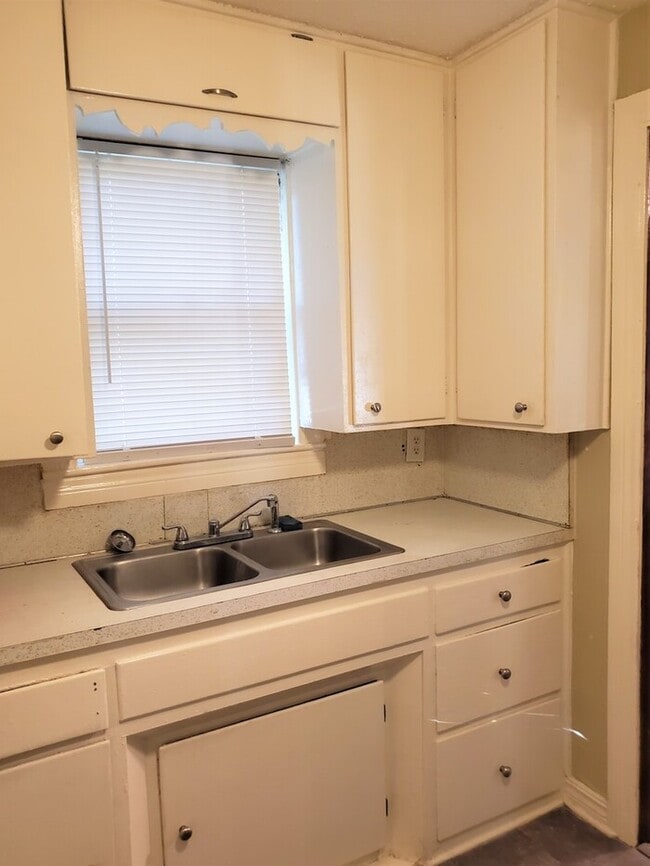 Building Photo - 1 BED 1 BATH DOWNSTAIRS GARAGE APT IN CAPITAL HILL AREA