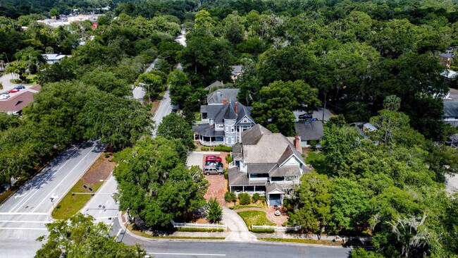 Building Photo - 205 SE 7th St