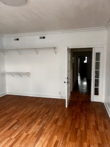 Building Photo - 6113 S Sacramento Ave