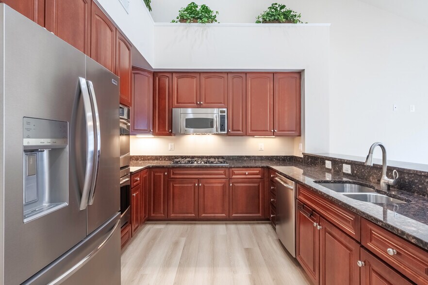 GRANITE KITCHEN - 8934 Yellow Daisy Pl