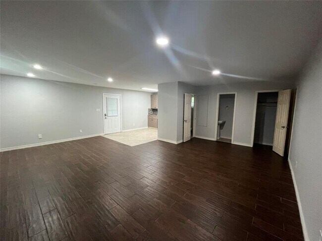 Building Photo - 2402 Fawnwood Ln