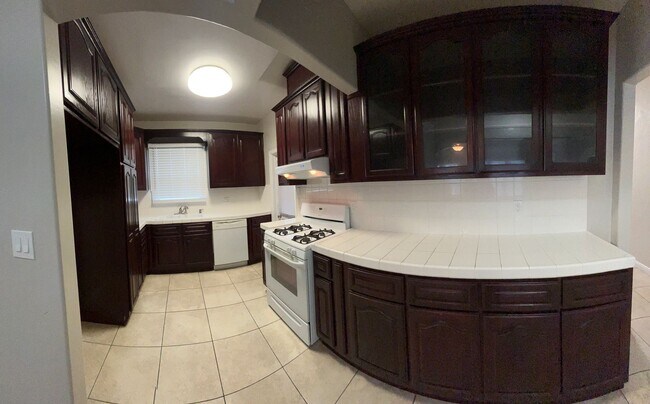 Building Photo - LARGE UPSTAIRS 2 BEDROOM 1 BATH, BUILDING ...