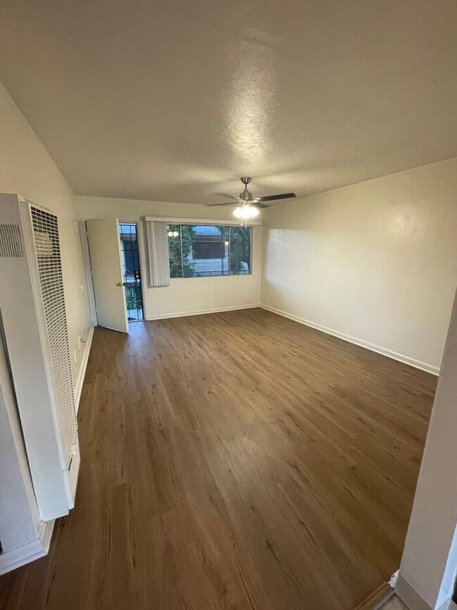 Building Photo - 1 Month Free !SPACIOUS 2BR/1BA Unit with p...