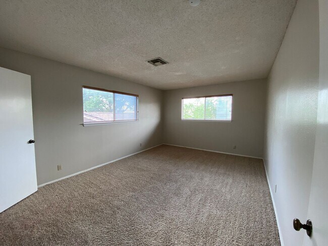 Building Photo - 4 Bedroom Home with Pool!