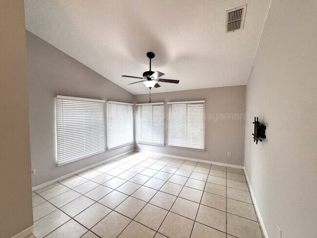 Building Photo - 721 Endeavour Dr S