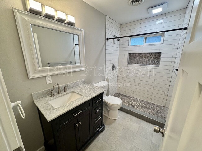 Building Photo - 435 SW Devon Ln