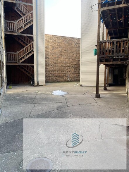 Building Photo - 4650-60 N Elston