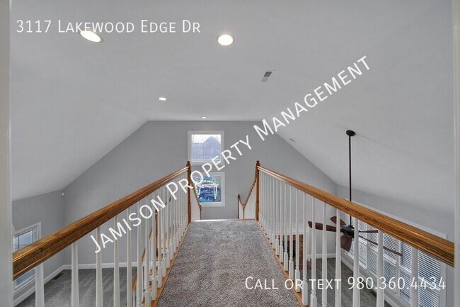 Building Photo - 3117 Lakewood Edge Dr
