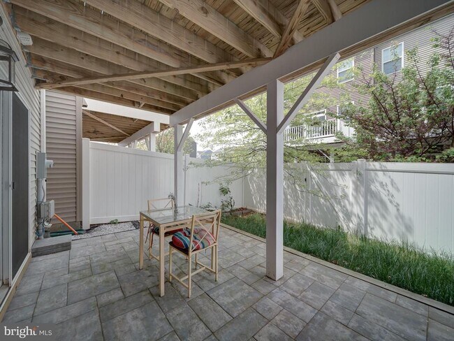 Building Photo - 8832 Englewood Farms Dr