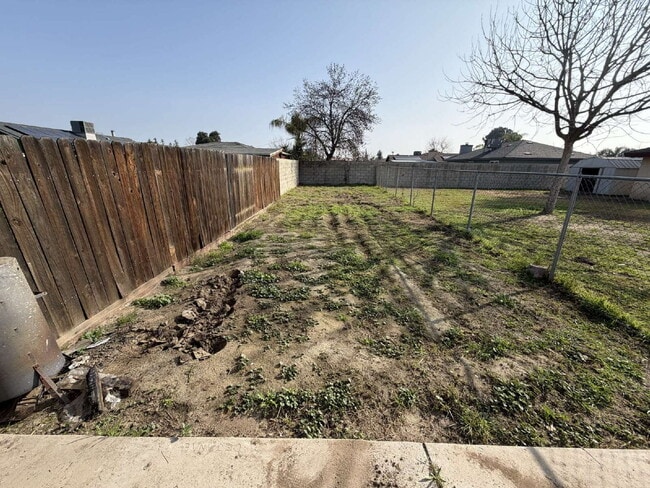 Building Photo - Spacious Single-Story Home with Large Yard & Classic Charm