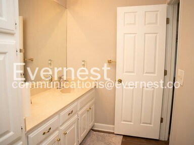 Building Photo - 4580 Village Dr