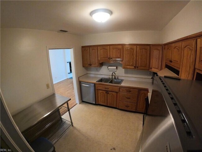 Building Photo - 1725 W 49th St