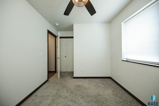 Building Photo - 2714 E Sunburst Dr