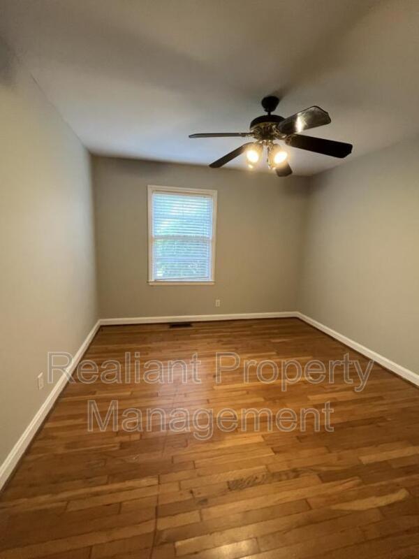 Building Photo - 1940 Pershing Rd