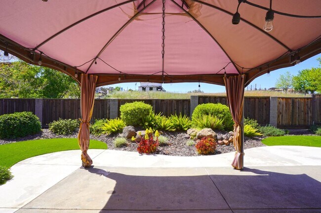 Building Photo - 1074 Vineyard Dr