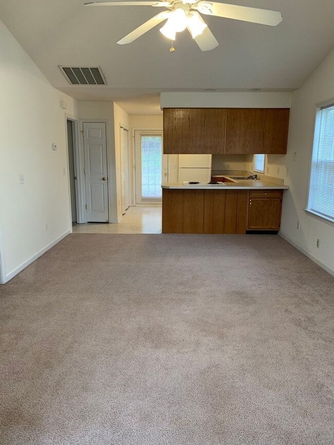 Building Photo - 125 Springwood Ln