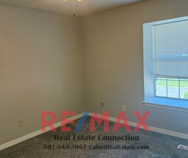Building Photo - No smoking / vaping and pets permitted wit...