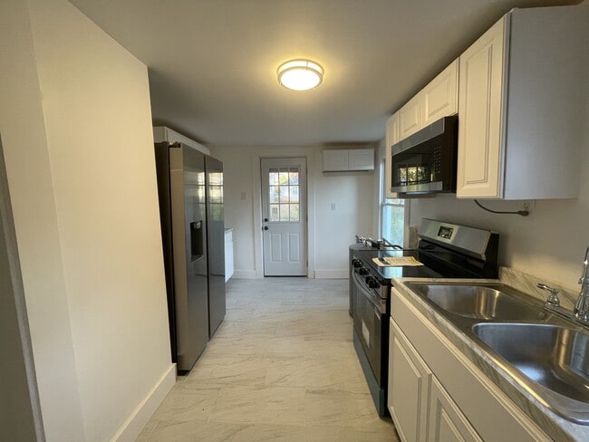 Building Photo - 852 Brook St