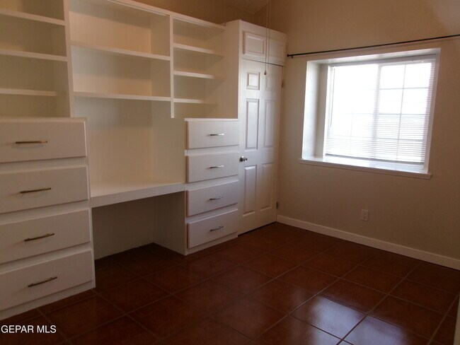 Building Photo - 733 Colchester Dr