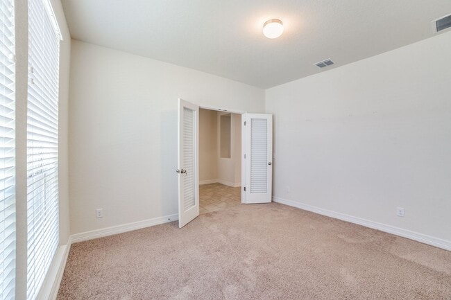 Building Photo - 2999 sq ft 4 Bedroom 3.5 Bathroom 2 Story in Waterford Park!