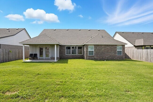 Building Photo - Like new, Move in Ready.