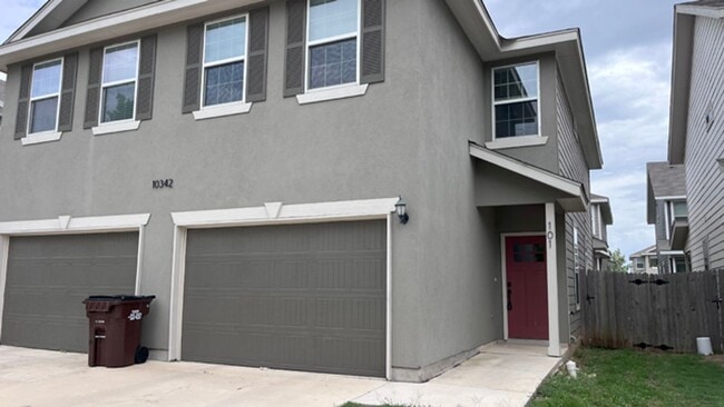 Building Photo - Gorgeous 3-Bed Townhome with Private Yard ...