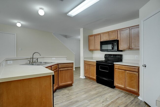 Building Photo - Spacious Duplex Townhome in Quiet Cul-de-Sac | Fresh Paint | 15-Month Lease