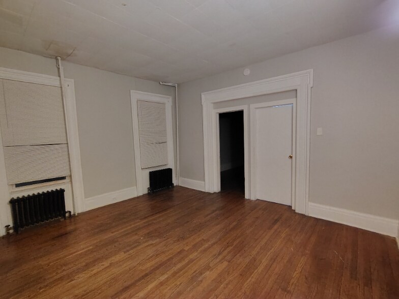 Building Photo - 137 E 2nd St